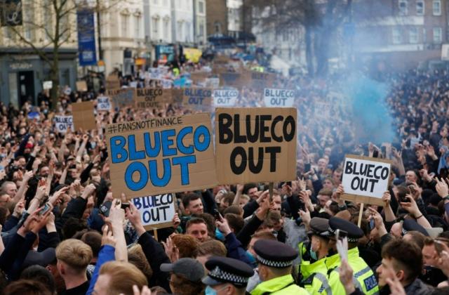 乐鱼体育登录入口-不满运营策略，切尔西球迷聚集抗议：BlueCo滚出去！